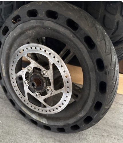 Roue complète noire pneu