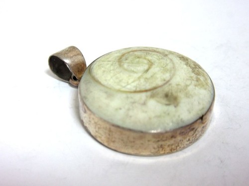 Beau pendentif rond avec