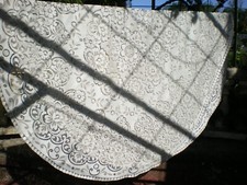 une grande nappe en dentelle