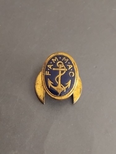 Insigne broche bouton - , de