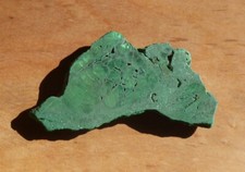 Malachite, pierre gemme brute, plaquette sciée 63x23x6 mm. 26 g.