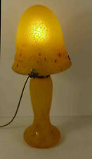 Lampe champignon en pâte de verre jaune (non signée)