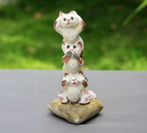 Chats sagesse colonne blanc