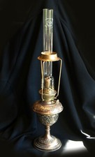 Lampe à pétrole vintage en laiton ciselé avec son verre.