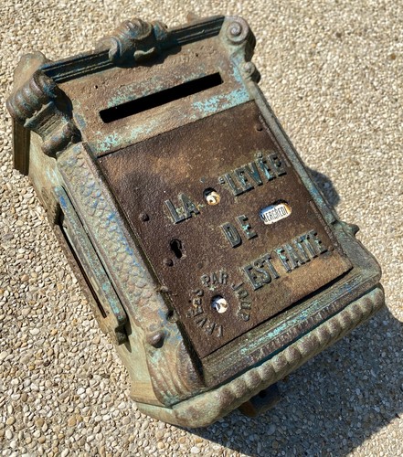 Ancienne boîte aux lettre - , en