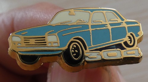 Beau pin voiture peugeot 304 - pin's,