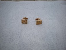 une paire de boutons de