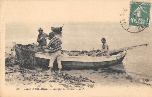 Cpa lion sur - barque, de