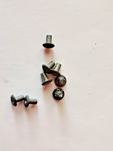 8 rivets neufs - 1/43---,