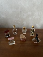 Lot de flacons de parfum