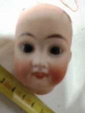 Une ancienne tête de poupée