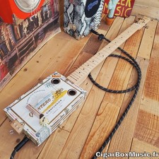 Guitare cigar box FRETLESS
