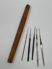 Ancien étui en bois sculpté