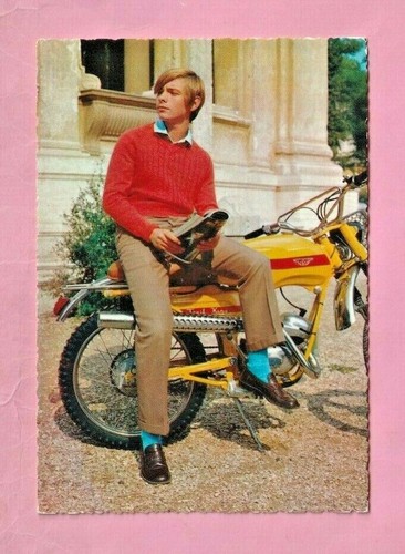 Jeune homme cyclomoteur - homme, et