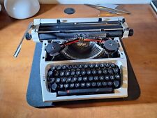 Machine à écrire Erika modèle 173