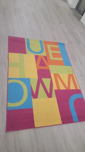 Tapis multicolore lettres