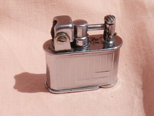 Beau ancien briquet - beau, et