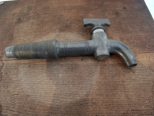 Robinet ancien pour fontaine - ,