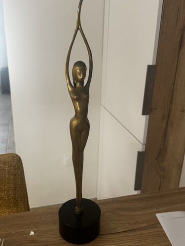 Statue femme stylisée vintage