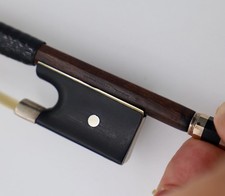 Archet monté argent avec marque VUILLAUME . Paris