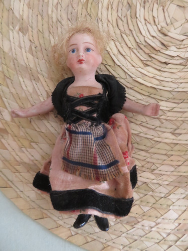 Petite poupée ancienne