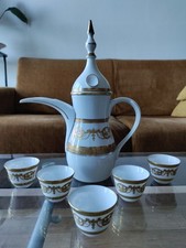 Cafetière orientale et tasses