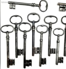 Lot de 13 grosses clés porte