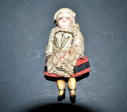 Poupée miniature mignonnette