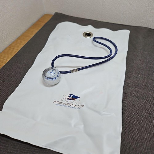 Collier breloque boussole