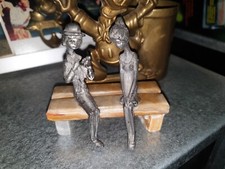 ANCIENNE STATUETTE EN ETAIN DANS LE GOUT DES AMOUREUX DE PEYNET BANC EN PIERRE