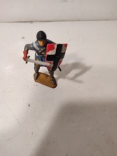 STARLUX MIDDLE AGES - PEDESTRIAN SOLDIER SHIELD AND SWORD IN COMBAT - NICE CONDITION