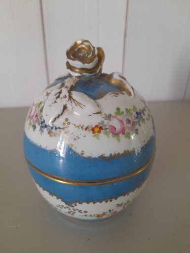 Boîte ancienne forme ovoïde