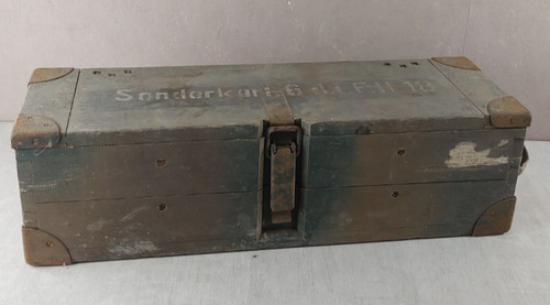 Ancienne caisse militaire - , en