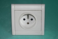 Legrand SAGANE opalis blanc prise 2P+T  84202 ou 84252