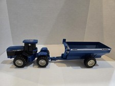 1/64 Ertl New Holland  Versatile Tractor 9882 with duals & Kinze 840 Grain Wagon