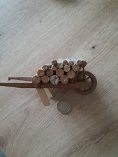 Brouette miniature et ses buches. En bois.