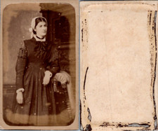 Jolie femme en costume