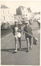 ANCIENNE PHOTOGRAPHIE BORDS DE PLAGE DUO D'ENFANTS VOITURES ANCIENNES EN FOND