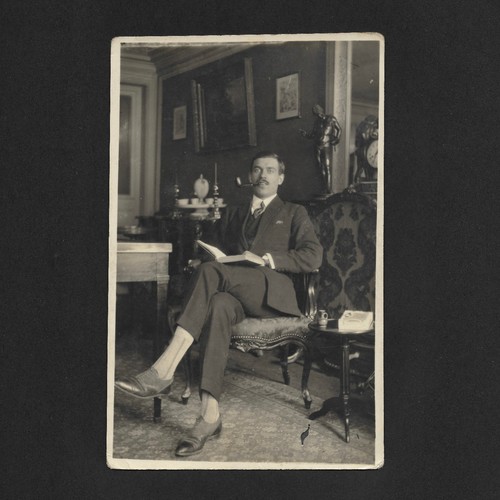 Homme élégant lecture pipe
