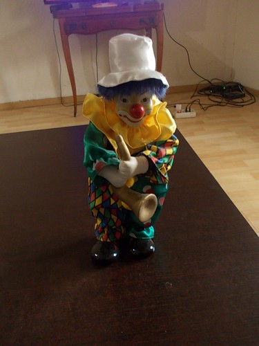 Automate clown saxophoniste.