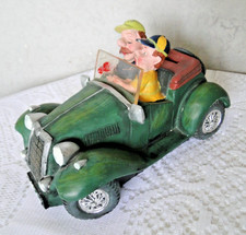 Tirelire résine vintage voiture décapotable 2 figurines au volant humour