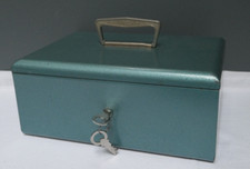 ancien coffre caisse métallique avec clés