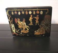 BOITE A timbres  laqué NOIR .   décor fêtes Chine.