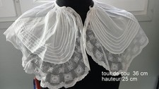 Vêtement ancien col dentelle