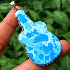 Pendentif guitare envoûtant