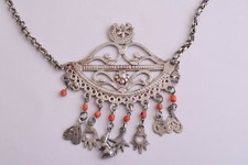 Collier pendentif amulette