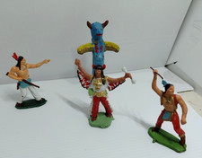Figurines Plastique GUILBERT - Lot de 3 Indiens + 1 Totem.