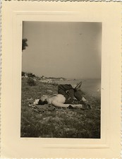 ANTIQUE PHOTO - VINTAGE SNAPSHOT - MEN'S BARE TORSO NAP FATIGUE TANNING - NAP