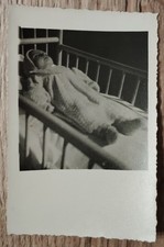 Carte photo Post-Mortem Bébé sur son lit de mort. Photo ancienne CPA