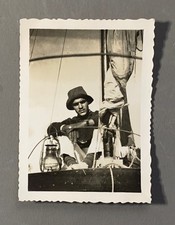 PHOTO Homme sur pont d'un